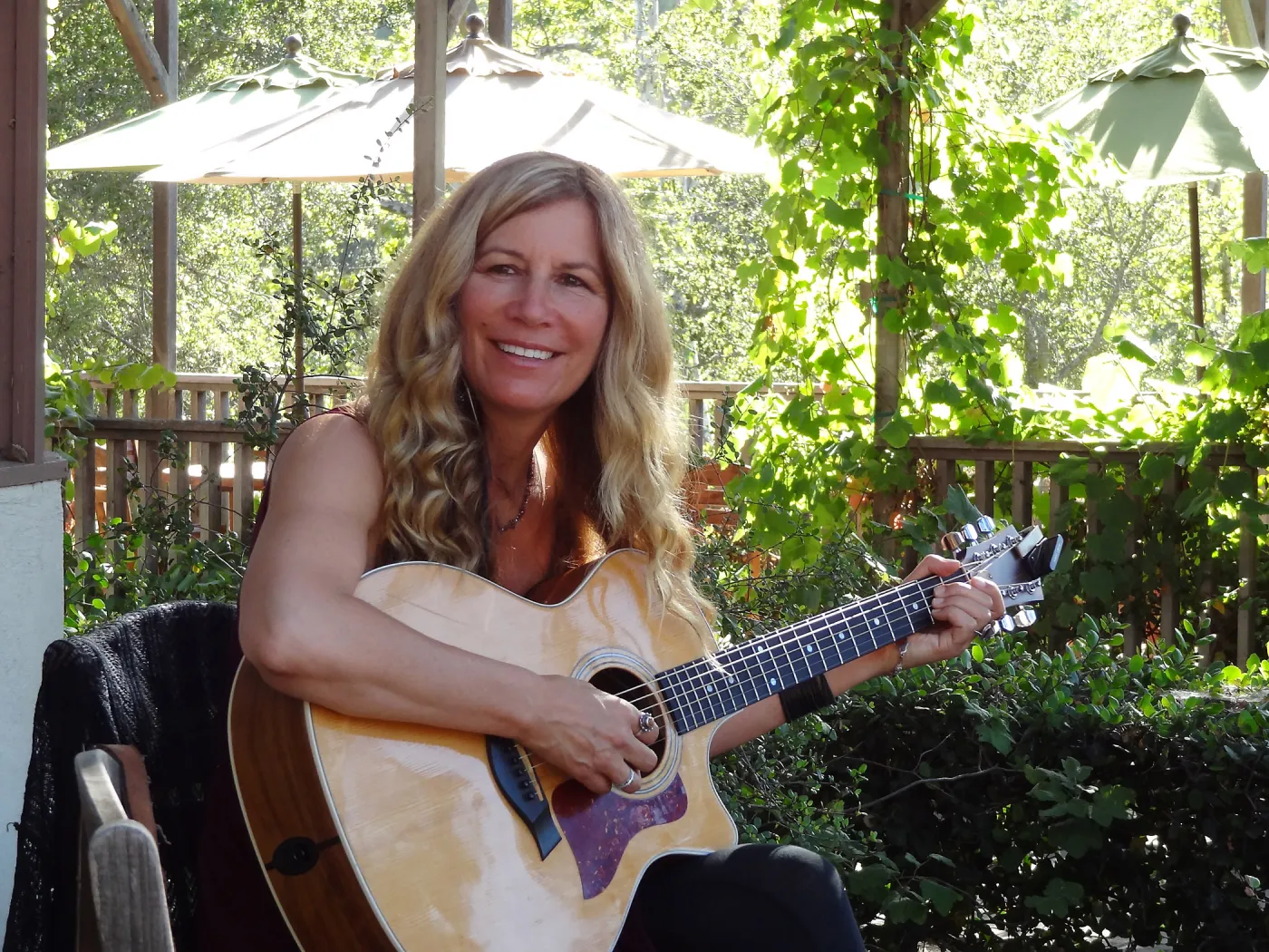 SBBG hosts Santa Barbara Chamber of Commerce Mixer, June 2013, musician