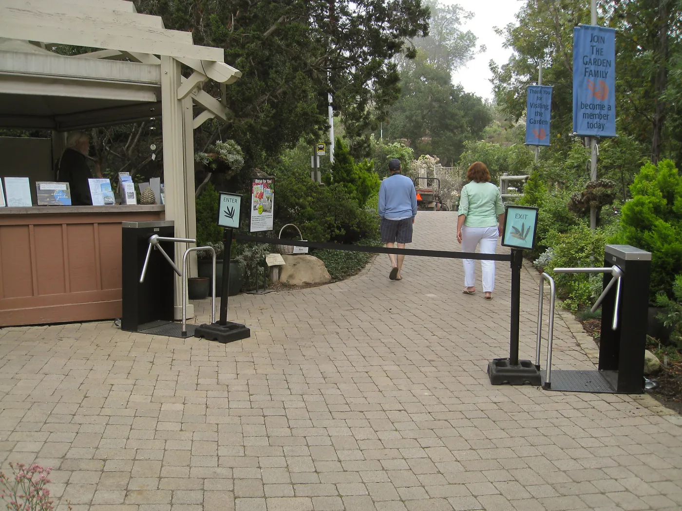 Entrance kiosk and turnstiles