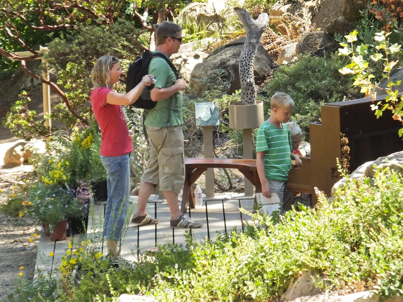 Trails n Tails 2014, Family in Garden