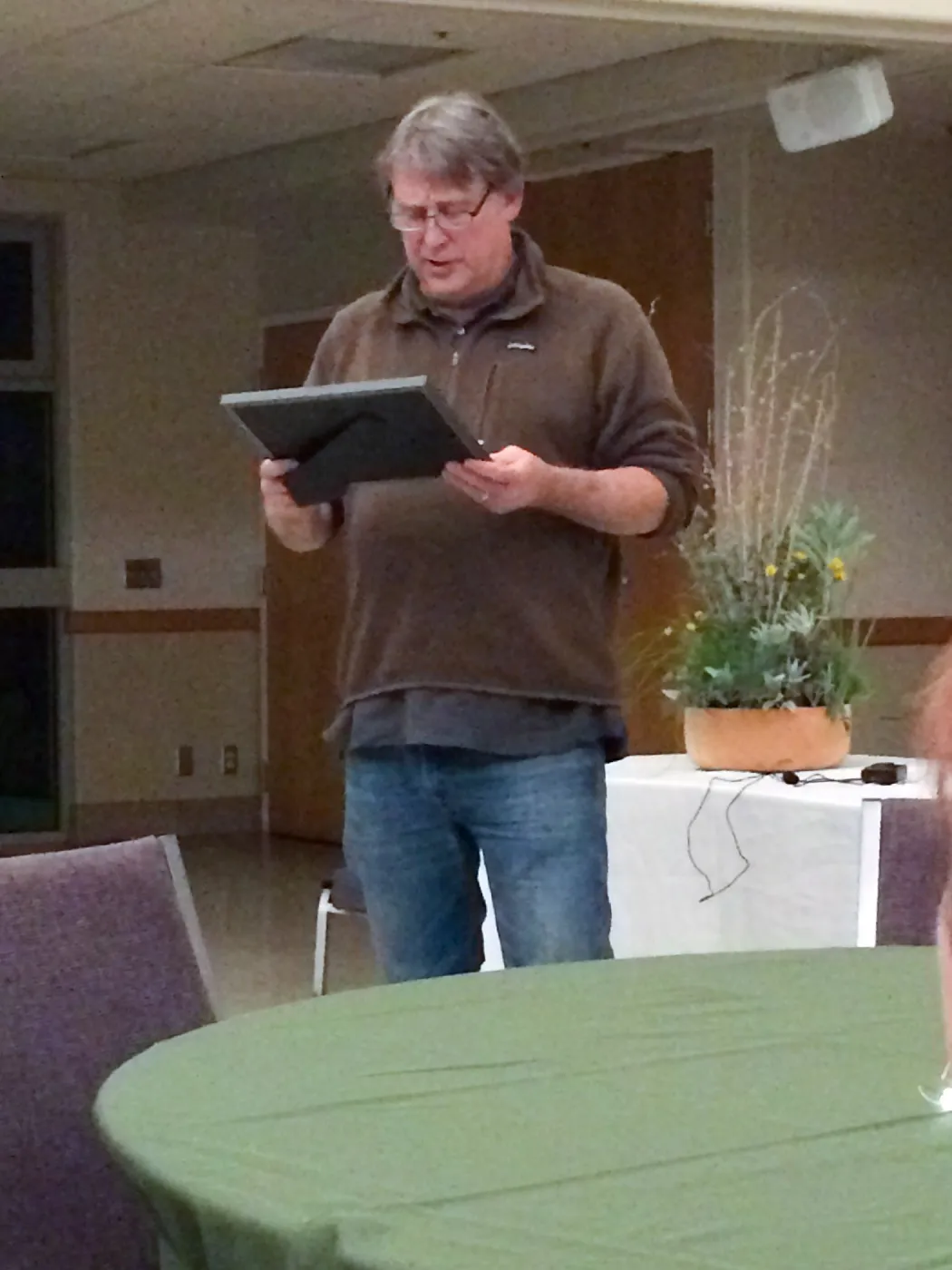 Randy Baldwin presenting Bruce Reed with Horticulturist of the year award