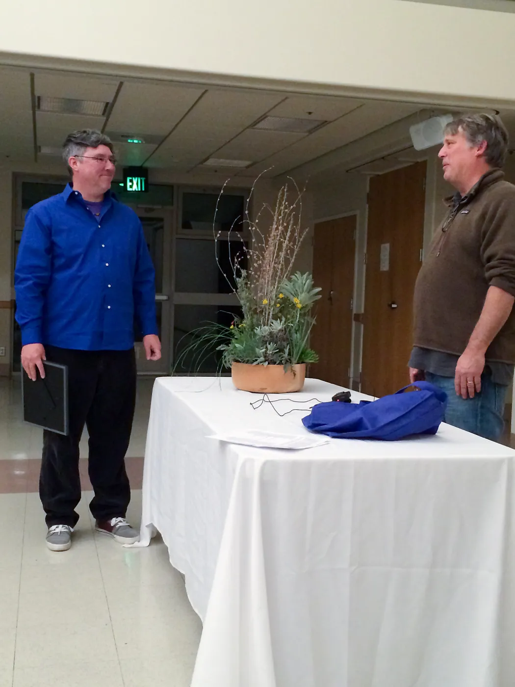 Randy Baldwin presenting Bruce Reed with Horticulturist of the year award
