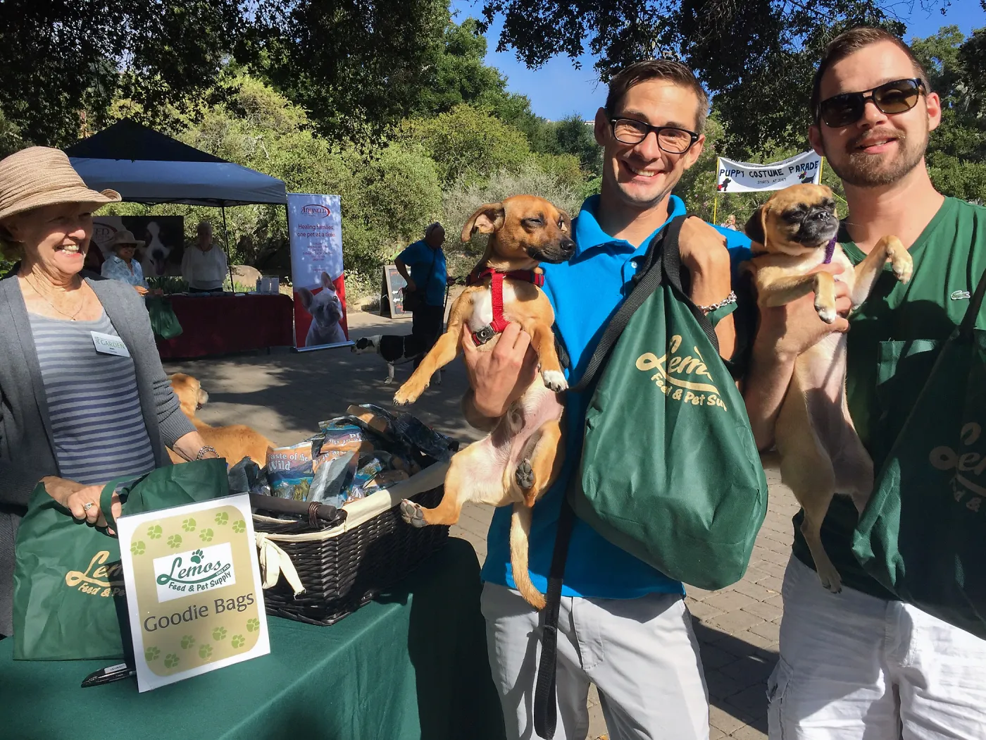 Trails â€˜n' Tails 2017, visitors with gift bags