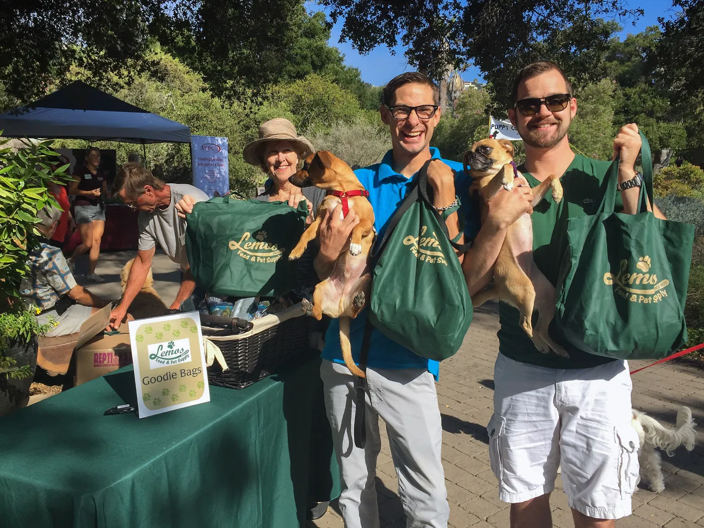 Trails â€˜n' Tails 2017, visitors with gift bags