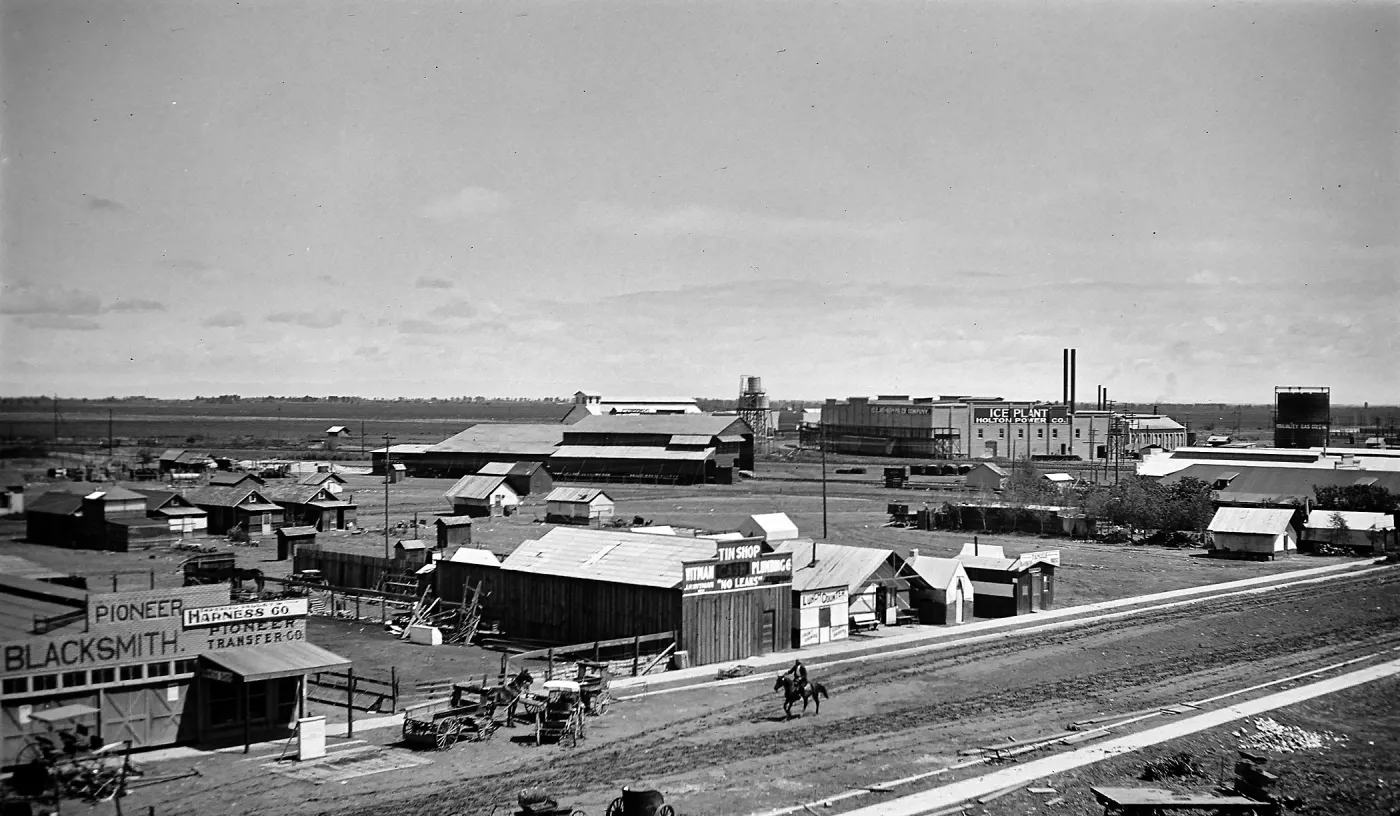 Indio, town scene, Pioneer Blacksmith, Pioneer Transfer Co., Witman Plumbing, Lunch Counter, Holton Power Co. Ice Plant