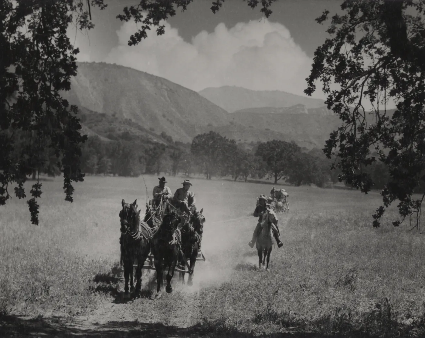 Annual ride of Santa Barbara's Los Rancheros Vistadores