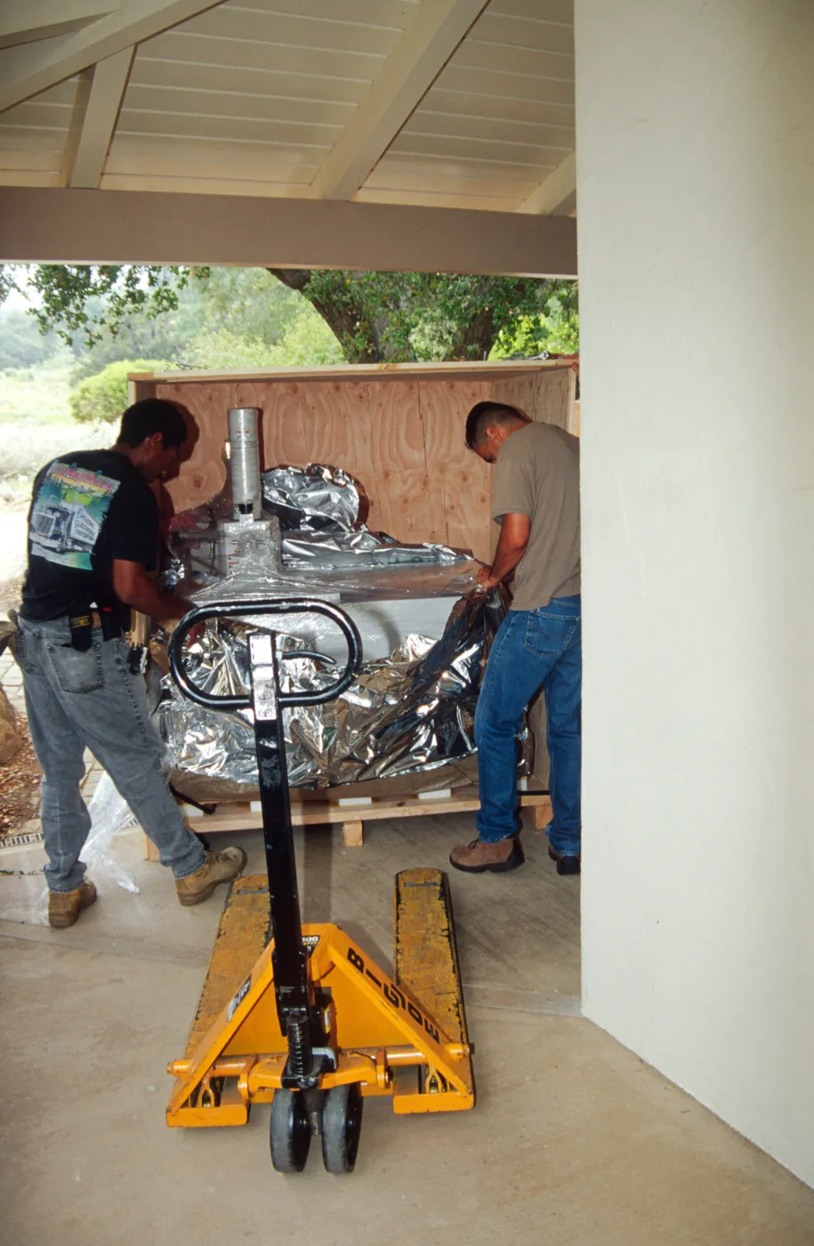 delivery of the new scanning electron microscope unit at SBBG