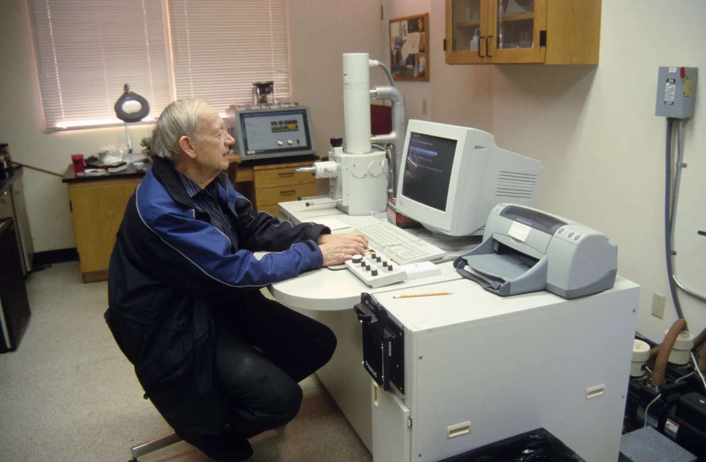 Scanning electron microscope