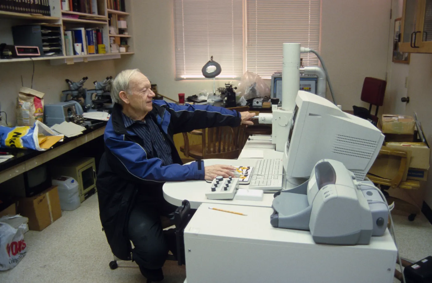 Scanning electron microscope
