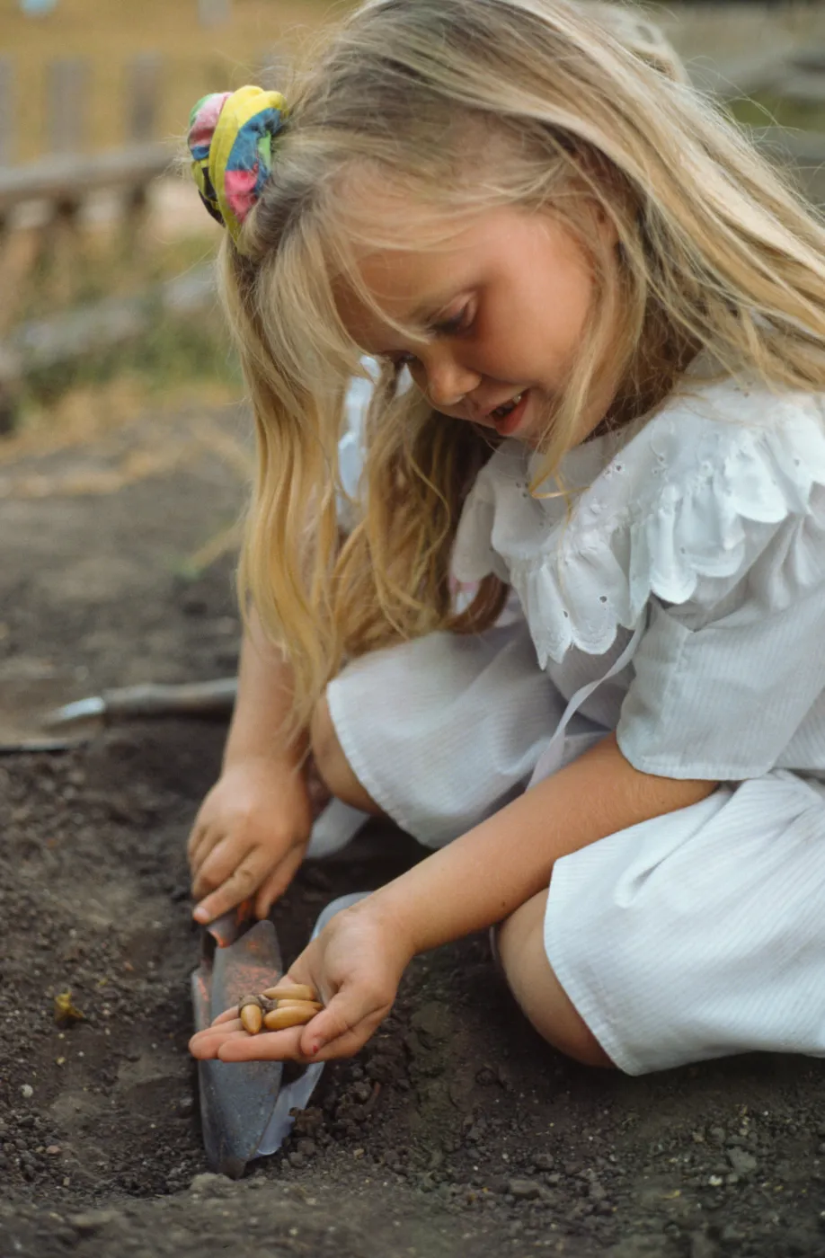 children gardening