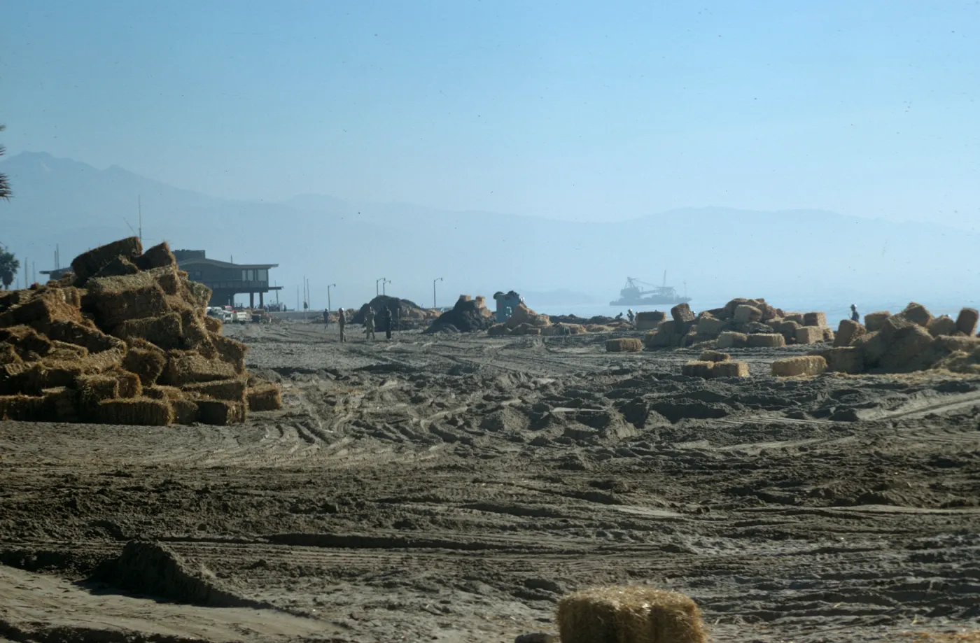 oil cleanup, main beach, Santa Barbara