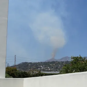 spiraling smoke plume, Jesusita Fire from Montecito Street, Day 3, 1:20 PM