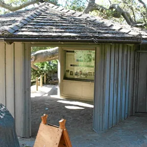 Information Kisok, West entrance