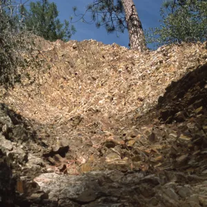 Wall with shale