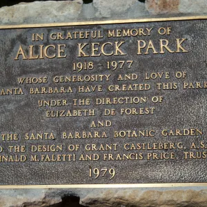 A brass-colored plaque that reads "In greateful memory of Alice Keck Park. 1918-1977, whose generosity and love of Santa Barbara have created this park under the direction of Elizabeth Forest and the Santa Barbara Botanical Garden and the design of Grant Castleburg A.S.L.A. Reginald M. Faletti and Francis Price, trustees, 1979."