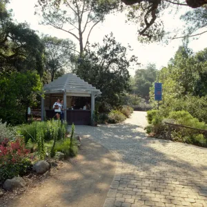 Entrance Kiosk and groundcover display, © Marie Gayeski