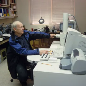 Scanning electron microscope